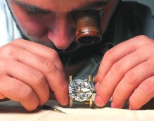 Glashütter Kunst: von Hand bearbeitete Einzelteile werden zu komplexer Mechanik zusammengefügt -  Bild zum Vergrößern bitte anklicken