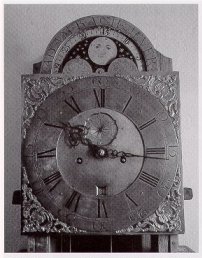 Abb. 2:  Das sorgfältig gearbeitete Zifferblatt zein die Zeit, Datum und Mondphasen an. (Foto I. Fleßner) - Bild zum Vergrößern bitte anklicken